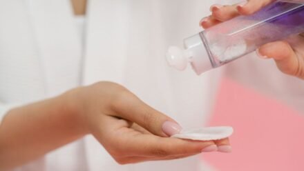 메이크업 픽서를 분사하기 전 피부 건조함과 사용 순서를 점검하는 뷰티 장면