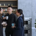 주방 조리대에 놓인 음식물처리기와 음식물 쓰레기