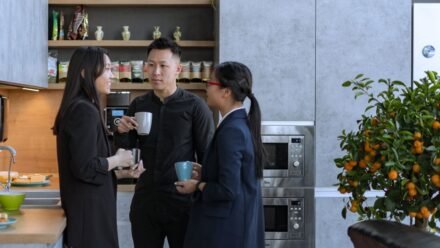주방 조리대에 놓인 음식물처리기와 음식물 쓰레기