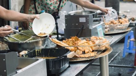 에어프라이어 바스켓에 담긴 냉동식품을 팬으로 순환 가열해 바삭하게 만드는 장면