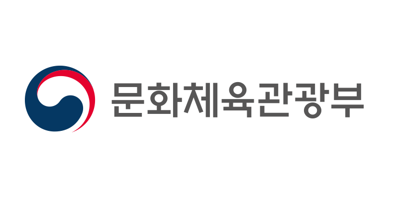 책을 펼쳐 읽는 독자의 손과 조용한 독서 공간