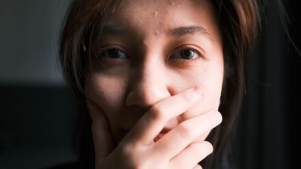 클렌징 오일 고르는 기준, 눈가 사용 여부로 갈리는 유화 단계와 마무리감