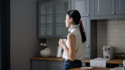 캡슐을 고르며 네스프레소 버츄오 팝 앞에 선 사람